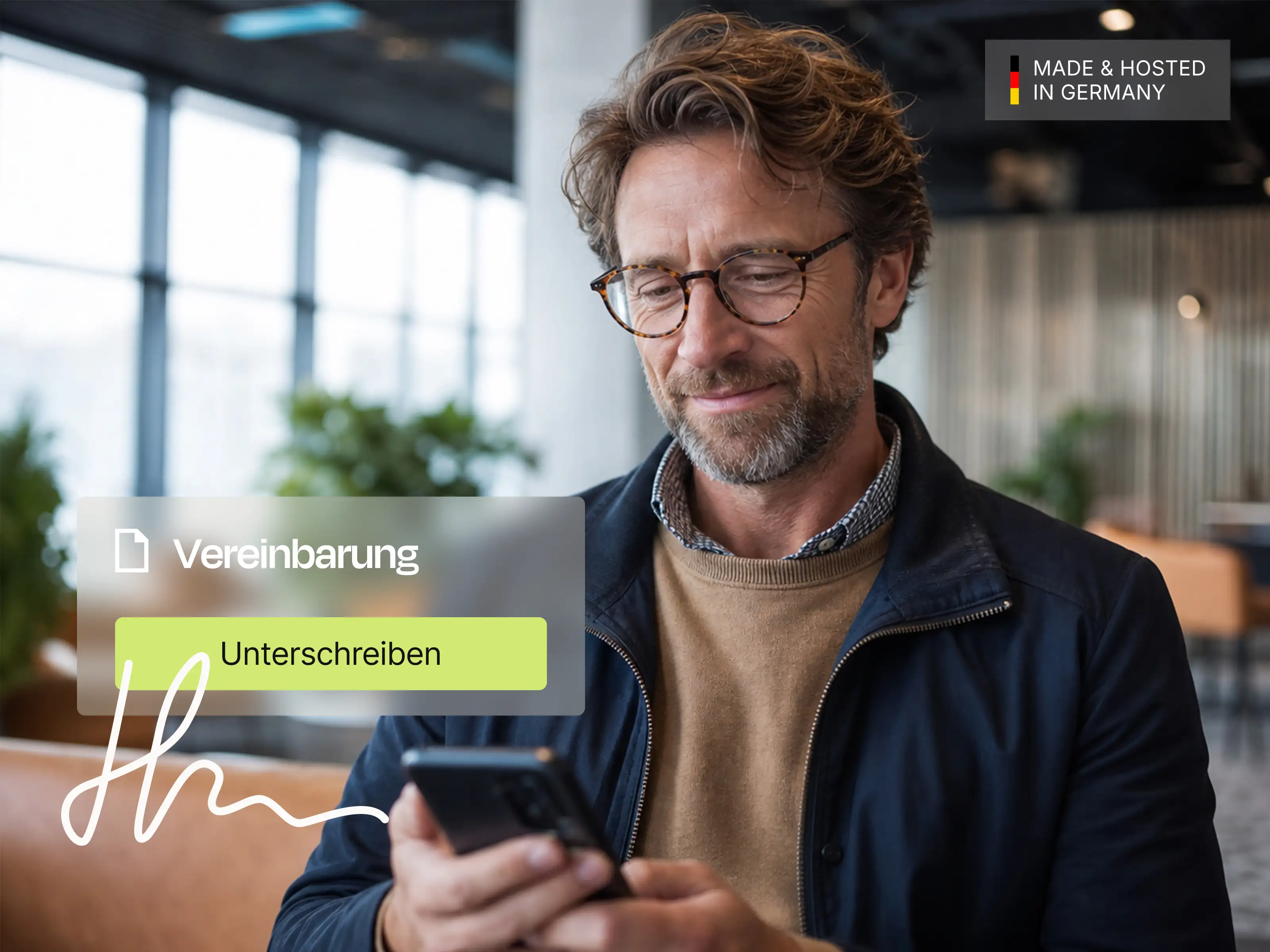 Mann mit Brille nutzt Handy in moderner Umgebung, daneben digitale Anzeige mit Vereinbarung, Unterschreiben-Button und verifizierter Name Hans Feldhoff.