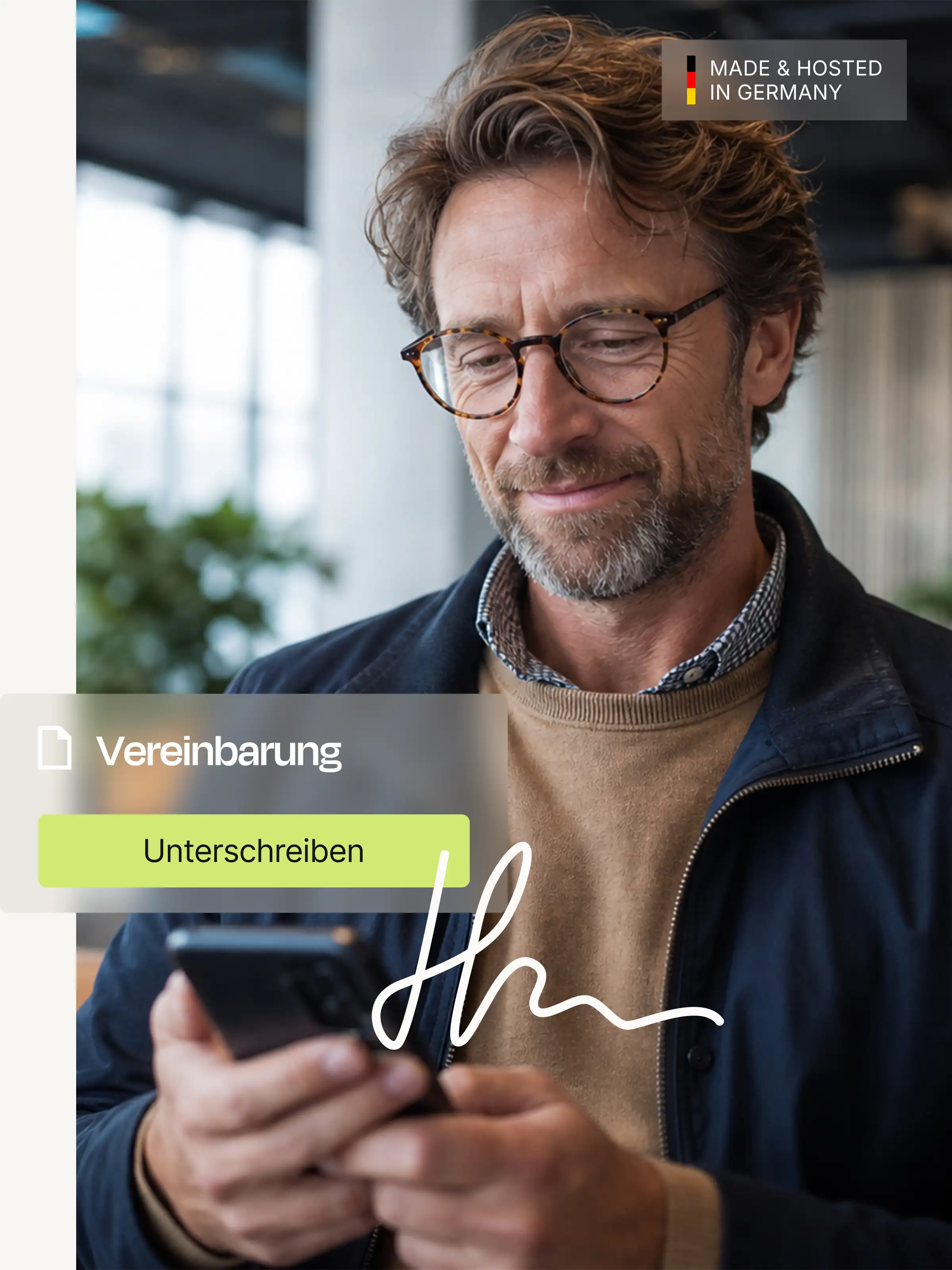 Mann mit Brille, der ein Handy hält, um eine elektronische Vereinbarung mit digitaler Unterschrift und Verifizierung abzuschließen.