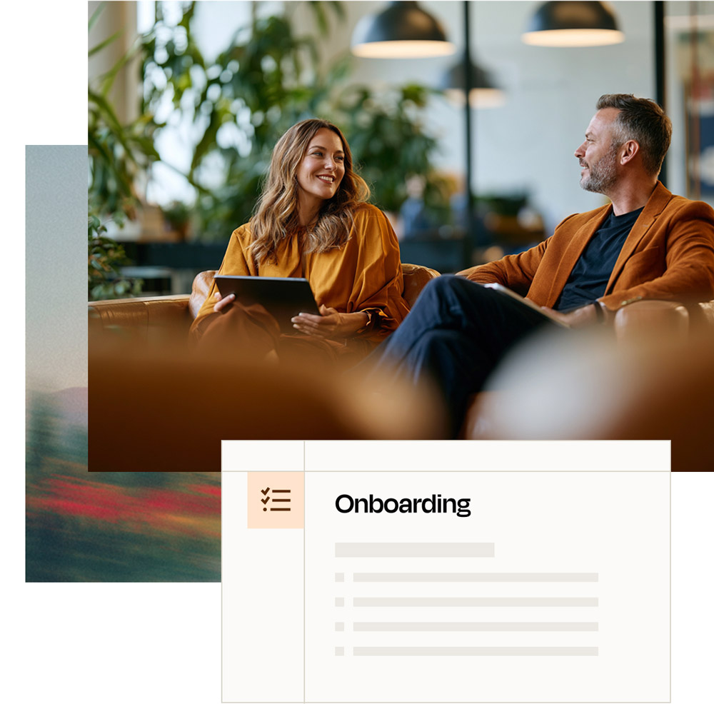 Zwei Personen sitzen in einer modernen Büro-Lounge im Gespräch, davor eine Karte mit der Überschrift 'Onboarding' und einer Checklisten-Vorschau.
