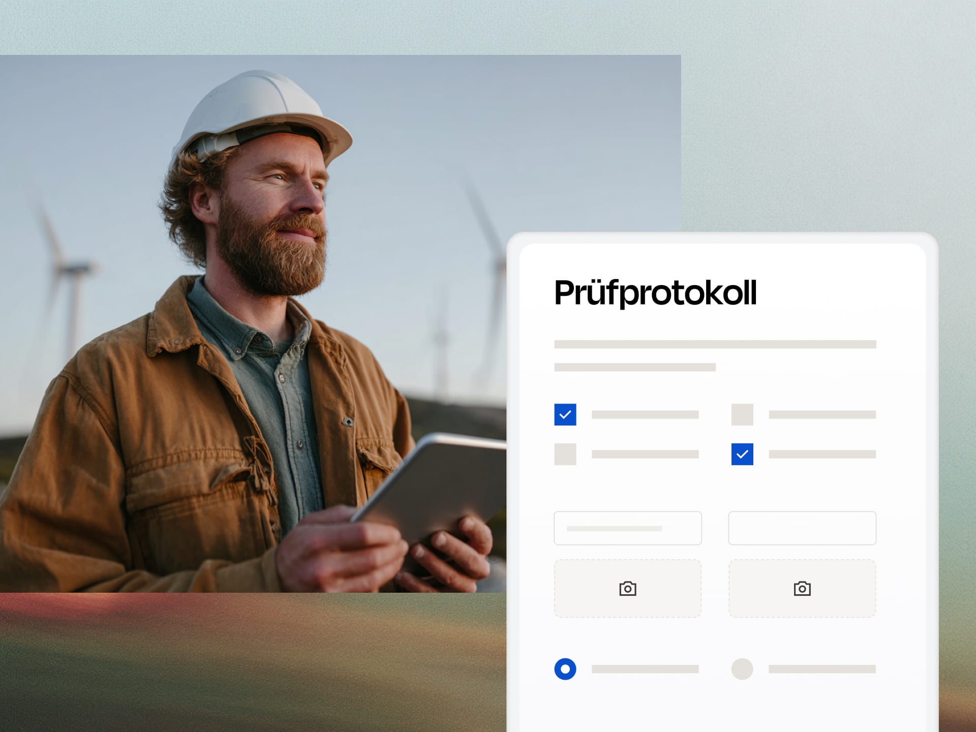 Ein Mann mit Bauhelm und Bart hält ein Tablet vor einem Hintergrund mit Windkraftanlagen, im Vordergrund eine digitale Prüfprotokoll-Oberfläche mit Kontrollkästchen und Eingabefeldern.