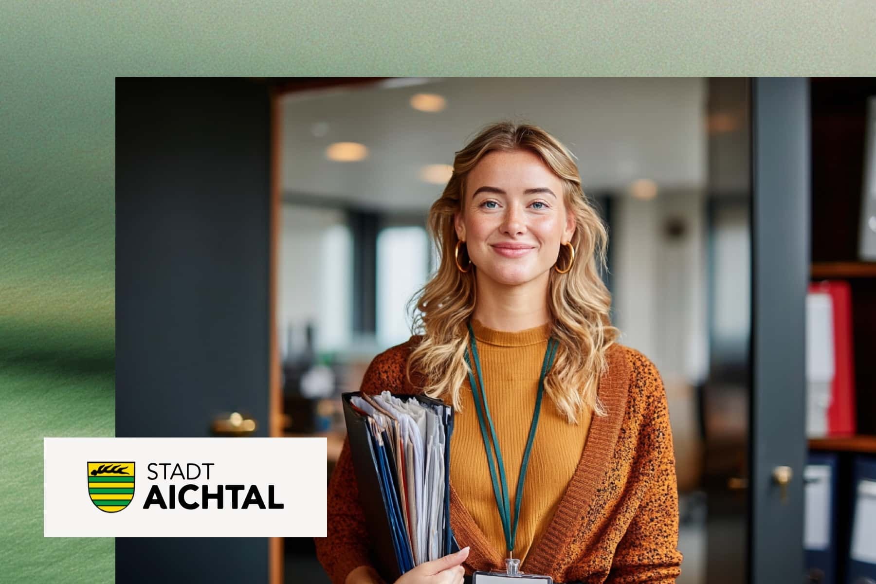 Eine lächelnde junge Frau mit blonden Locken und Lanyard hält einen Stapel Aktenordner und Dokumente in einem modernen Büroflur. Unten links das Wappen und Logo der Stadt Aichtal.