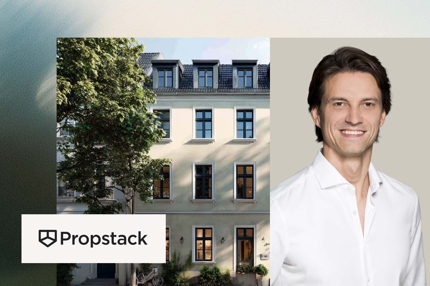 Zweigeteiltes Bild: Links die Fassade eines sanierten Altbau-Mehrfamilienhauses mit dunklen Fensterrahmen und Dachgauben, davor ein Laubbaum. Rechts ein Porträtfoto eines lächelnden Mannes im weißen Hemd. Unten links das Logo von Propstack.