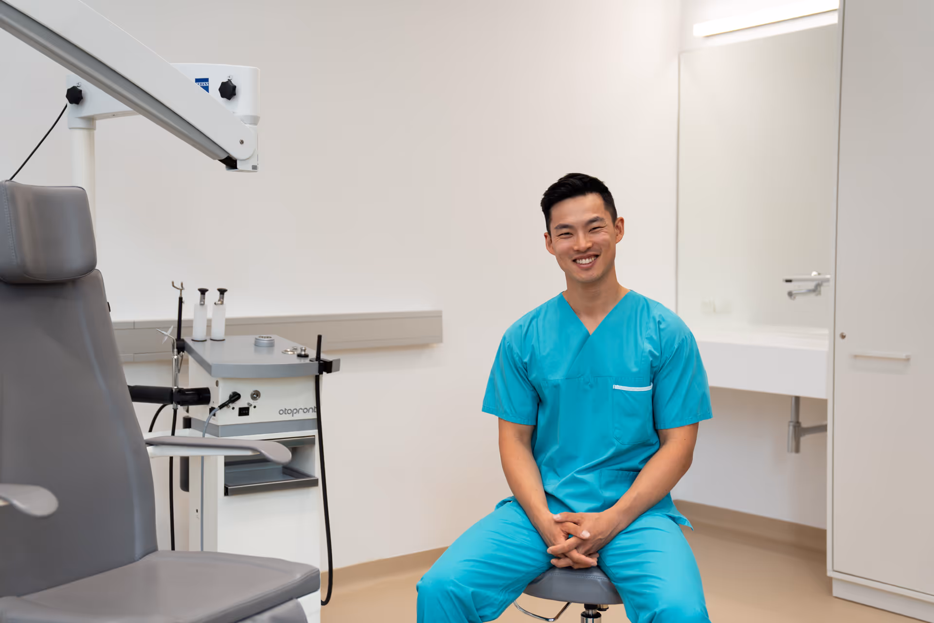 Dr. David Liu in seinem Operationssaal