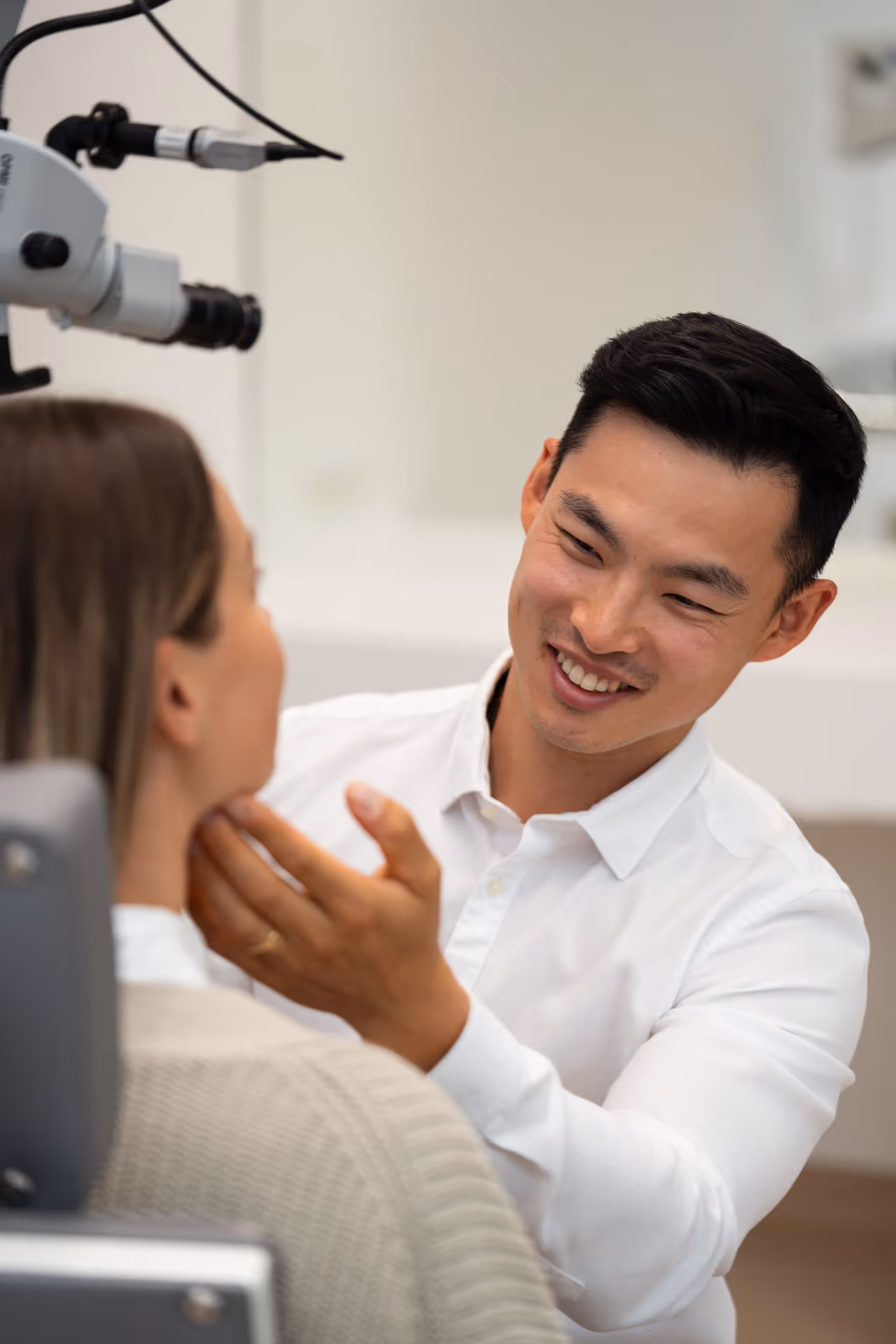 Dr. David Liu behandelt eine Patientin