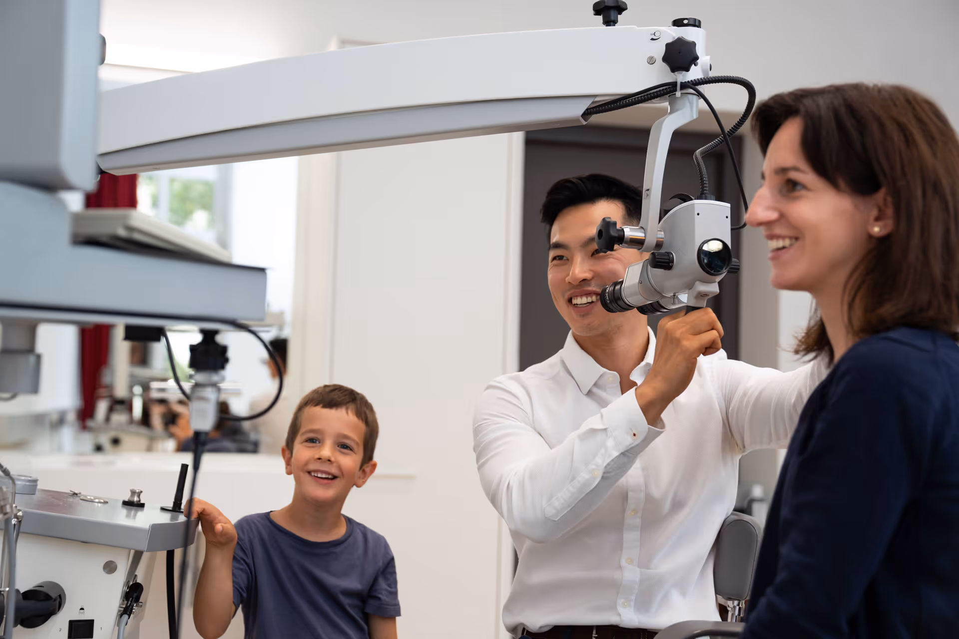 Dr.David Liu mit Mutter und Kind