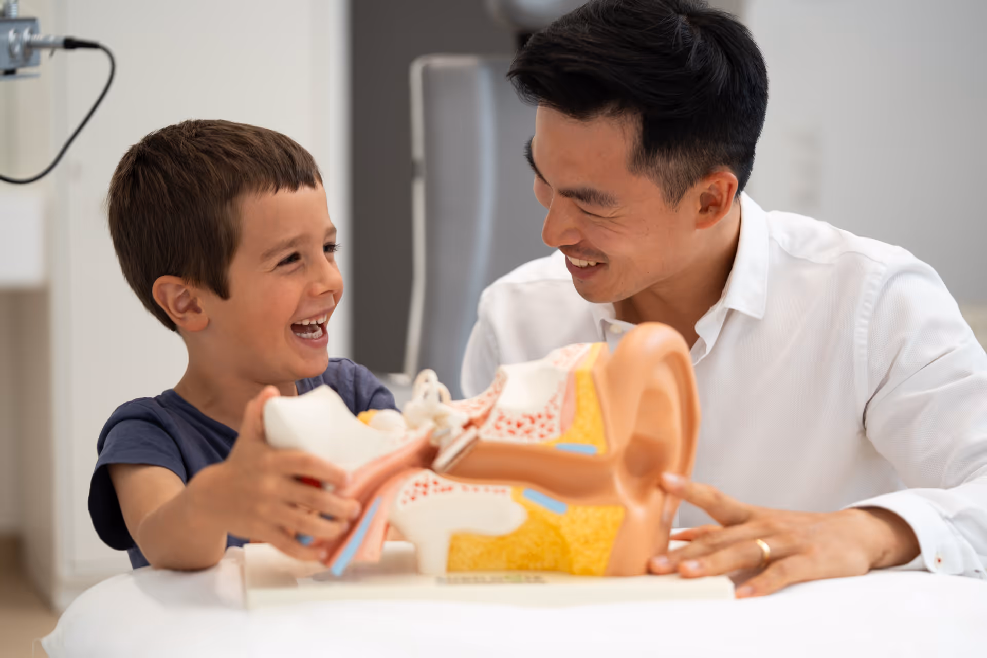 Dr. David Liu redet mit einem Kind