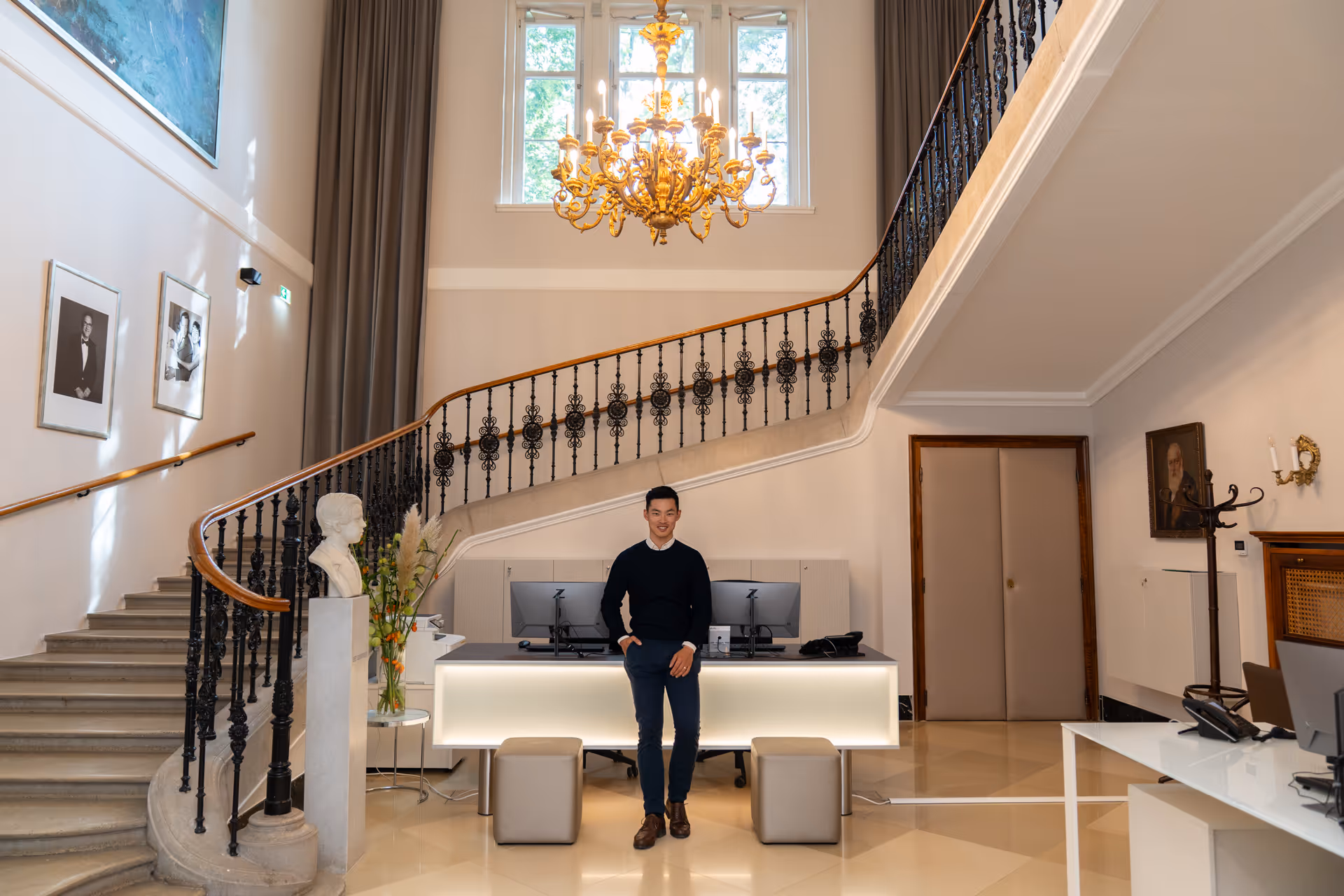 Dr. David Liu im Eingang seiner Praxis