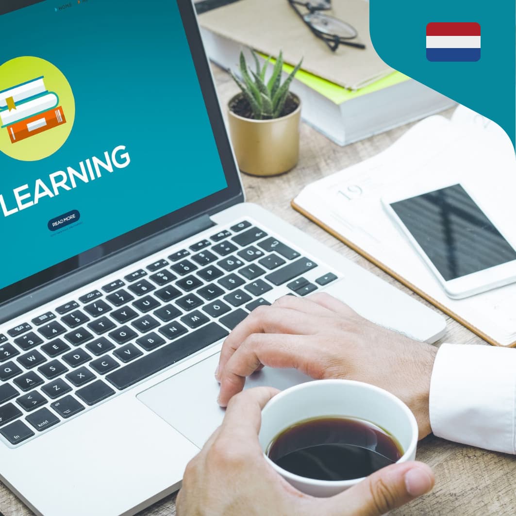 E-learning op een laptopscherm in een kantoor omgeving met een kop koffie en notitieblok