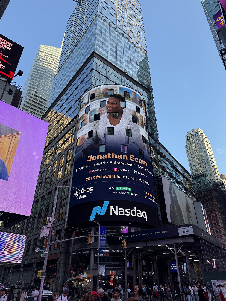 Une image de Jonathan affichée sur la façade d'un immeuble à New York. 
