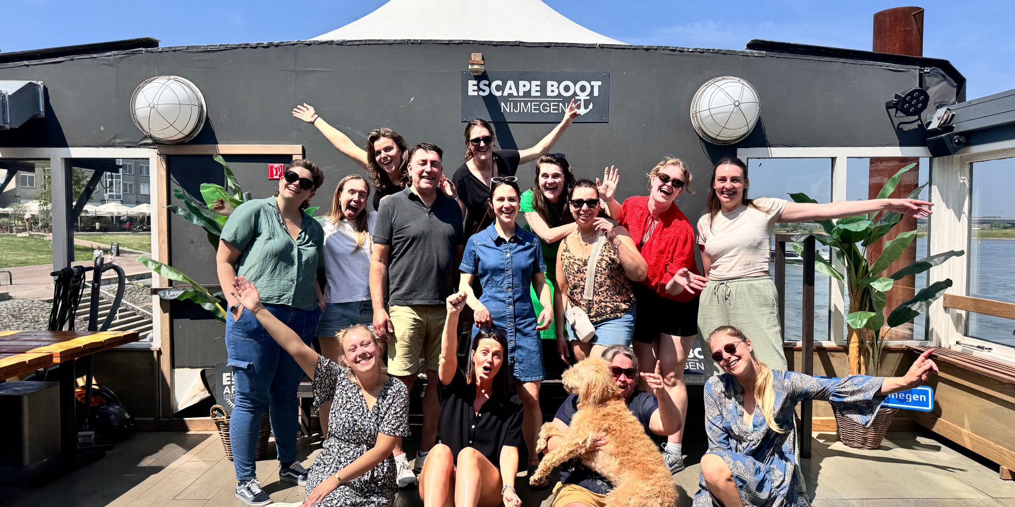 ZINZIZ vierde 12 jaar met een weekend in Winssen: heerlijk diner, escapeboot, roeiclinic, barbecue en jubileumquiz vol teamwork en plezier.