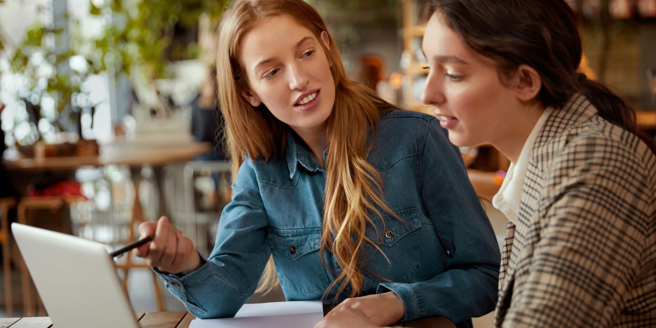 ZINZIZ helpt gemeenten en OCO-aanbieders met onderzoek en evaluatie om onafhankelijke cliëntondersteuning beter zichtbaar en effectief te maken.