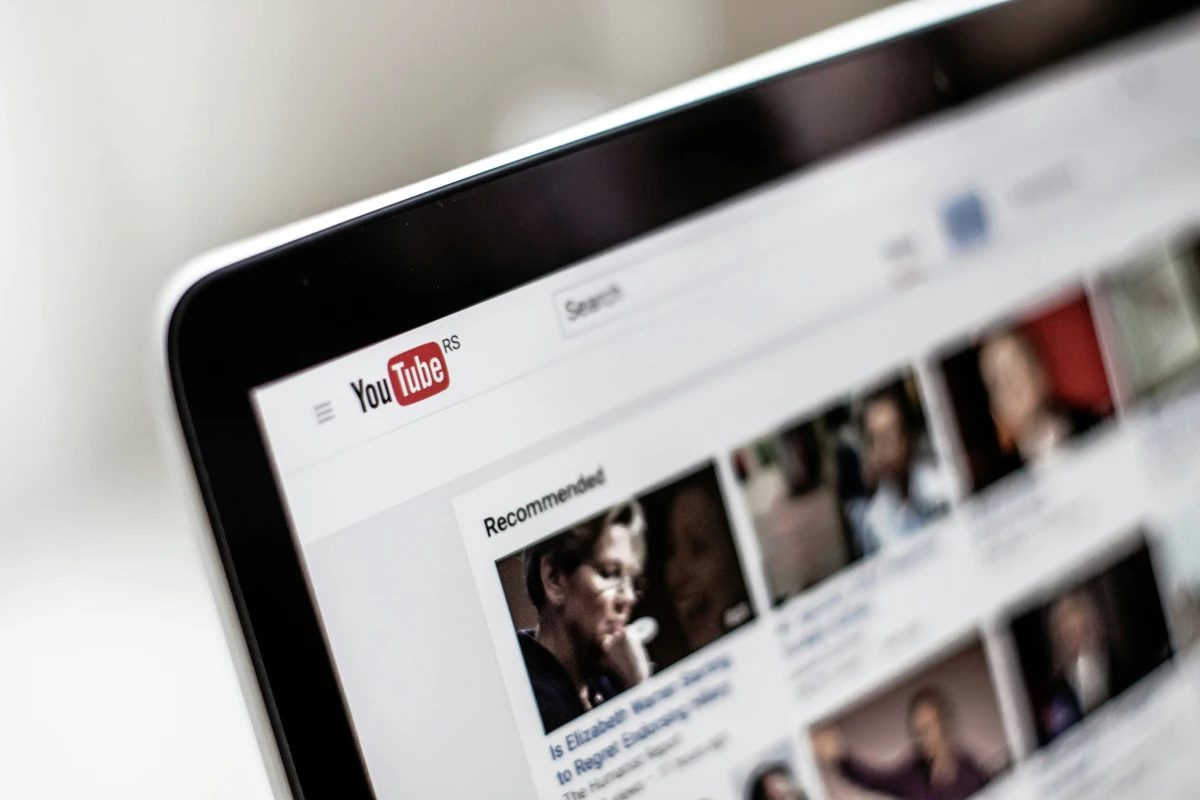 Internetový prohlížeč s Youtube zobrazenou webovou stránkou