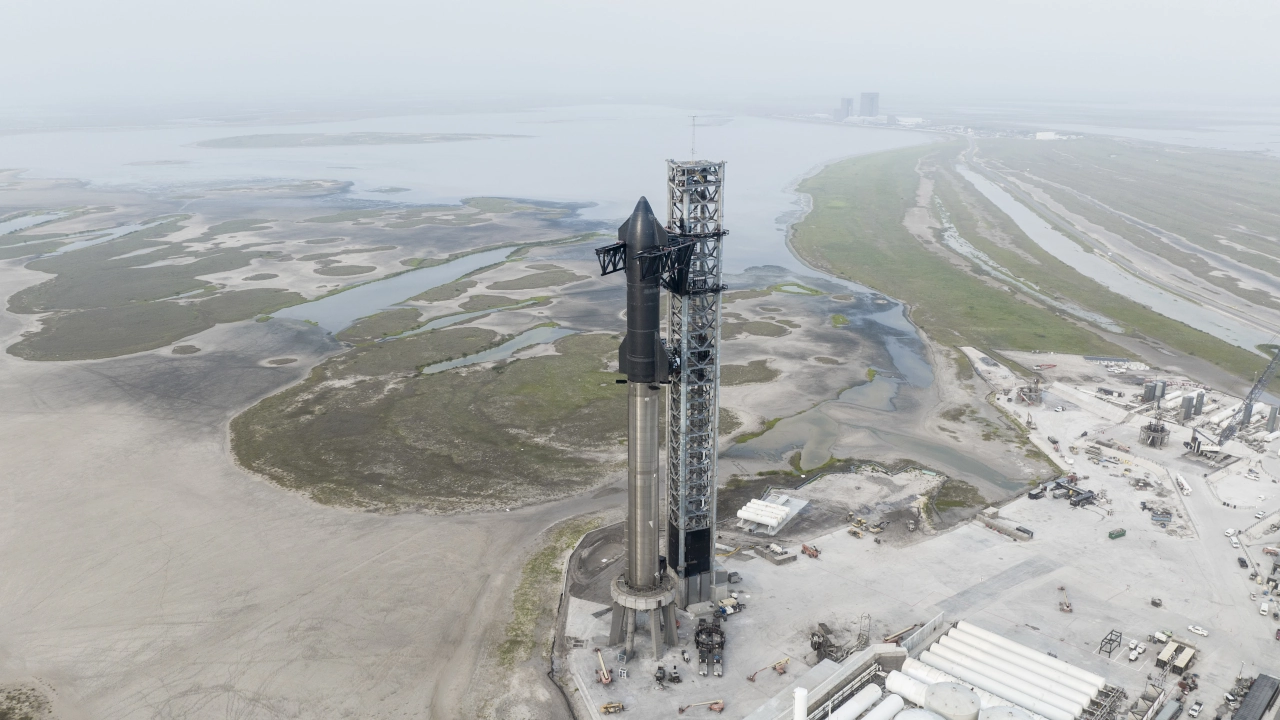 Kompletně sestavená raketa Starship společnosti SpaceX stojí na startovací rampě základny v Texasu, připravena k testovacímu letu