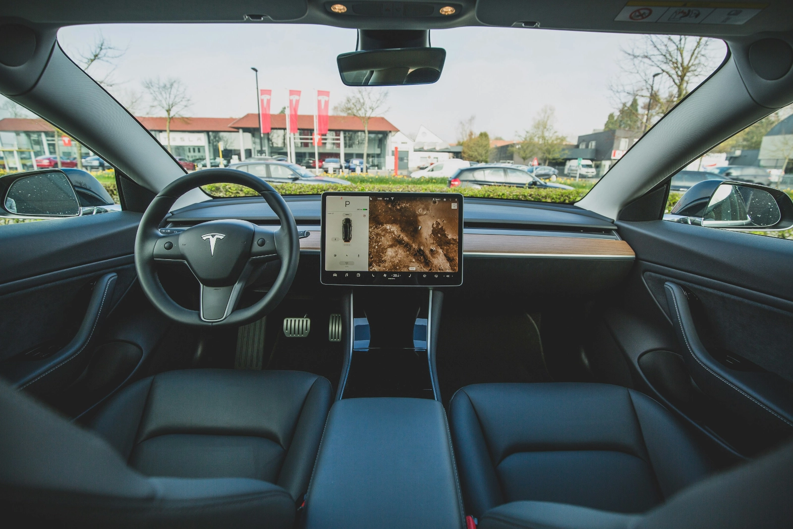 Foto cockpitu vozidla značky Tesla