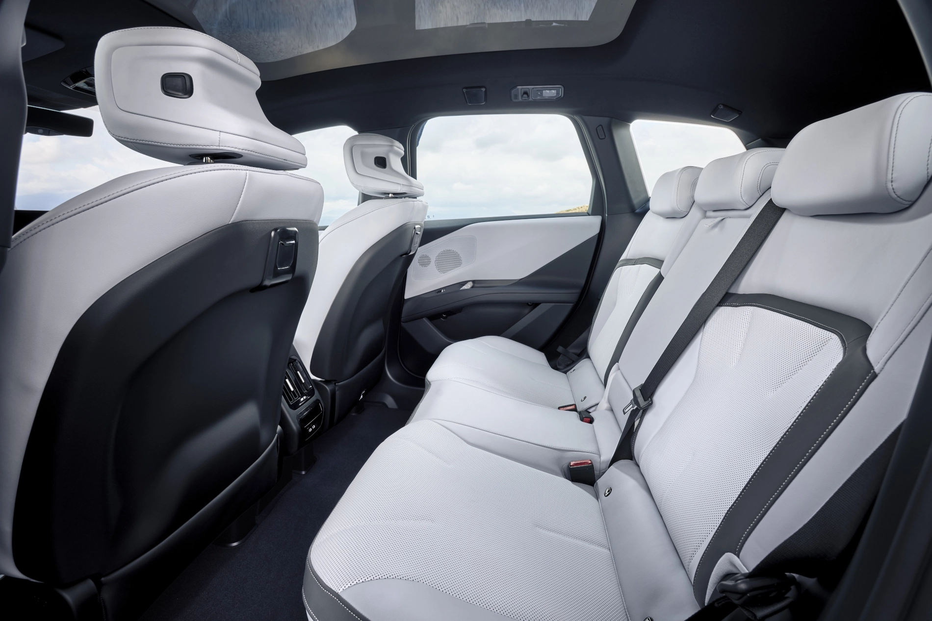 Nové BMW iX3 50 xDrive interier