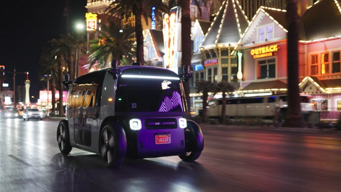 Fialové robotaxi Zoox