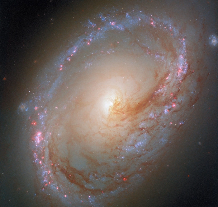 Snímek galaxie Messier 96, který pořídil Hubbleův teleskop vesmírný teleskop