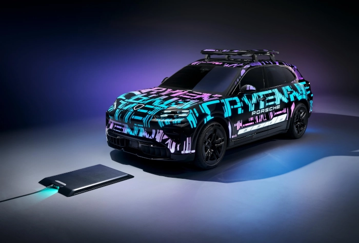Porsche Cayenne Electric 2025 a podložka pro bezdrátové nabíjení.