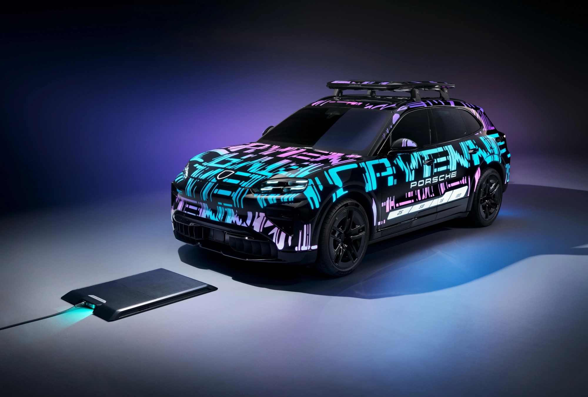 Porsche Cayenne Electric 2025 a podložka pro bezdrátové nabíjení.