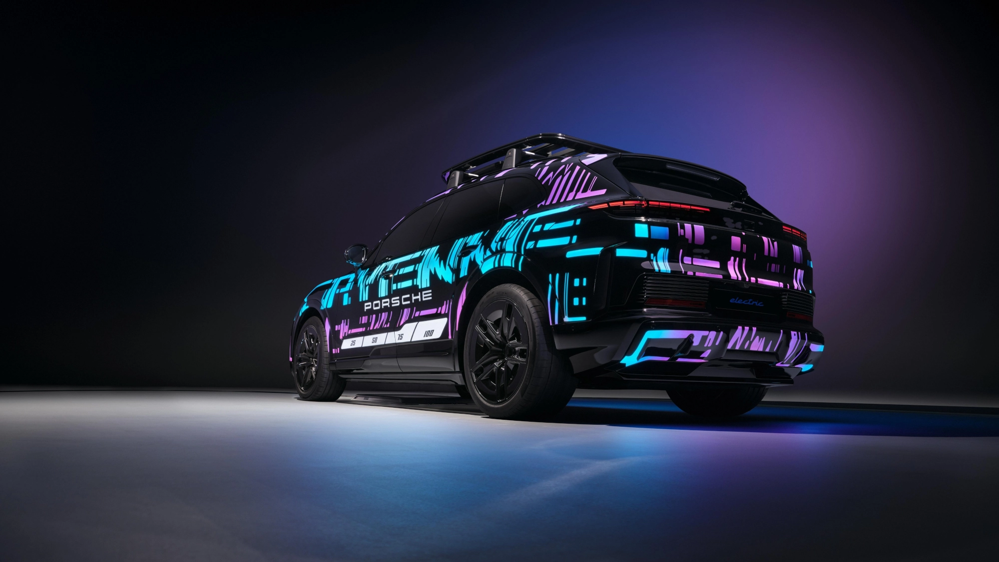 Porsche Cayenne Electric 2025 a podložka pro bezdrátové nabíjení.