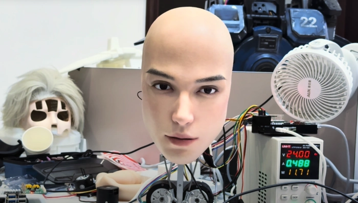 Snímek robotické hlavy AheadForm Origin M1 s realistickými výrazy obličeje z oficiálního videa společnosti.