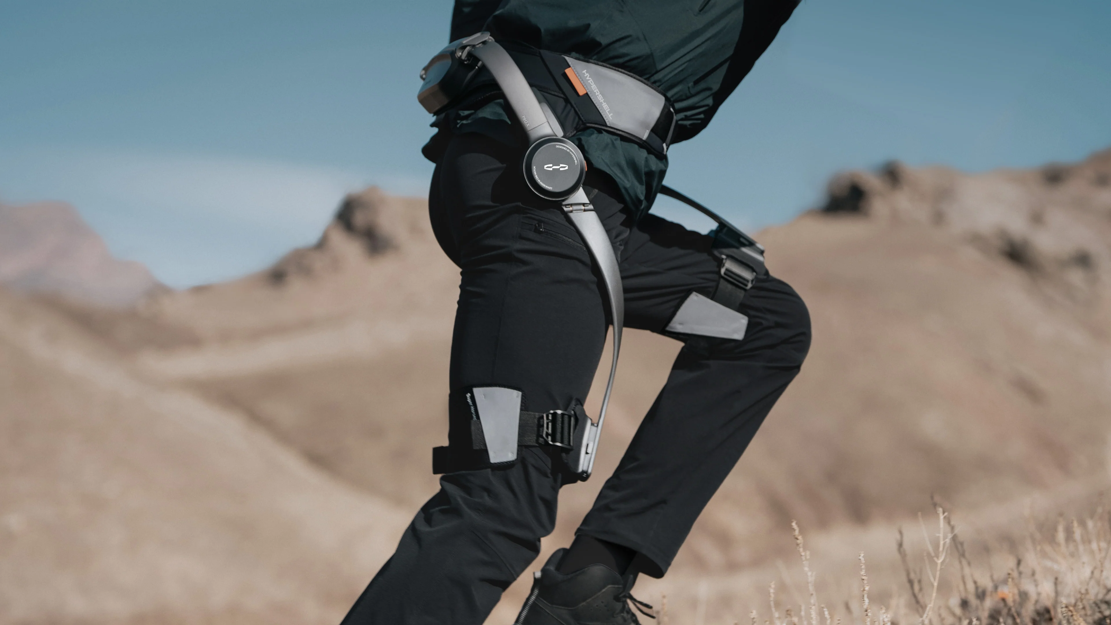 Muž s černým Exoskeletem pro outdoorové využití od značky Hypershell v přírodě. 