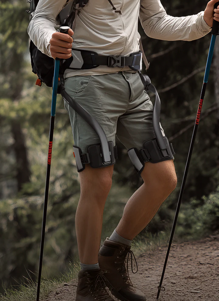 Muž s černým Exoskeletem pro outdoorové využití od značky Hypershell v přírodě. 