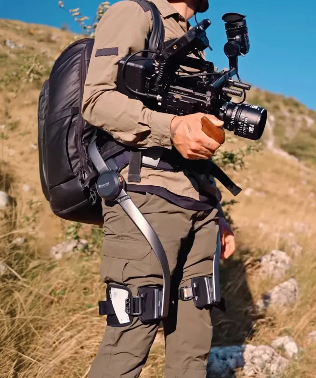 Muž s černým Exoskeletem pro outdoorové využití od značky Hypershell v přírodě. 