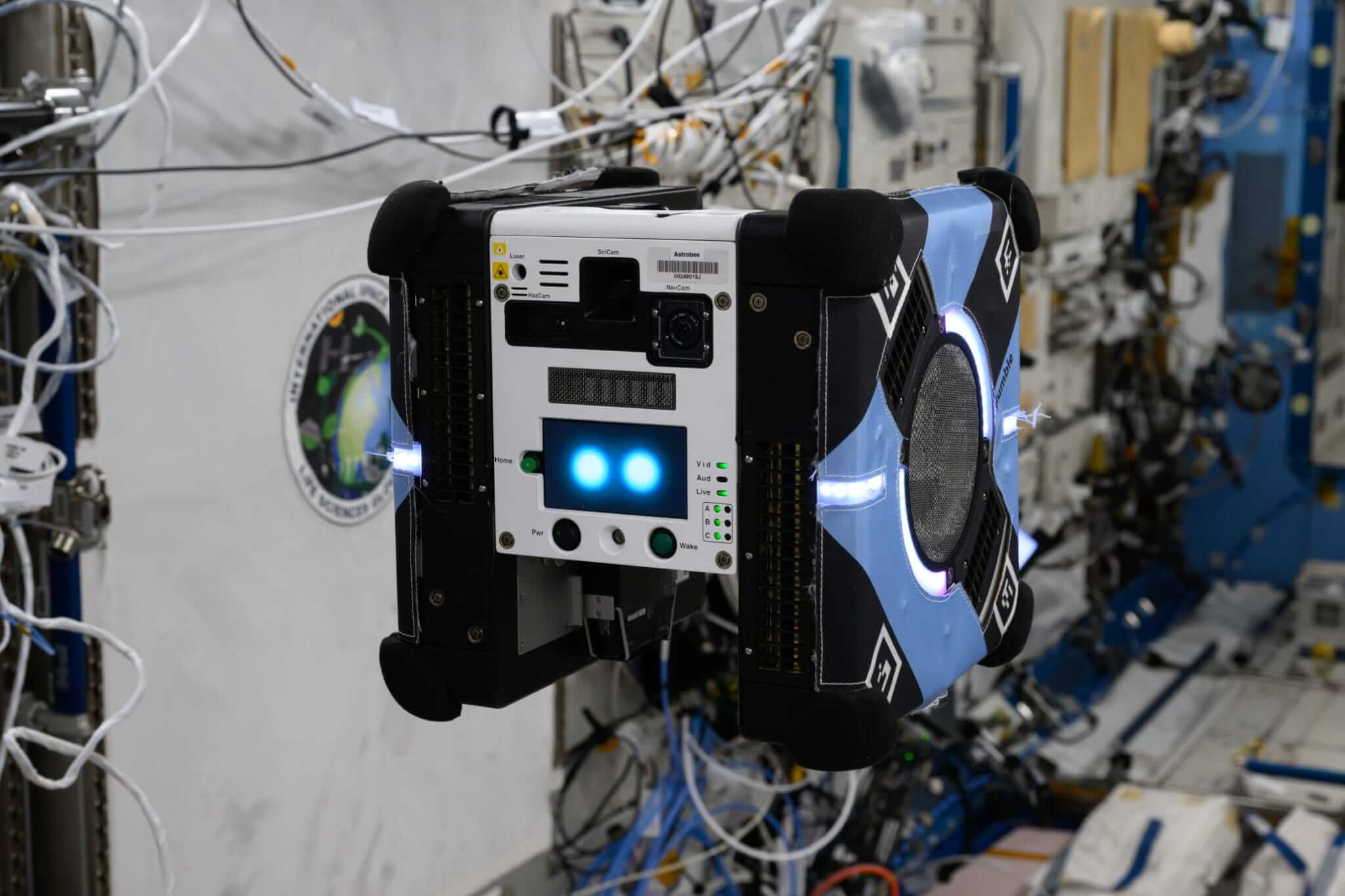 Jeden z volně létajících robotů Mezinárodní vesmírné stanice, Astrobee, byl vyfotografován astronautkou NASA a letovou inženýrkou expedice 71 Tracy C. Dysonovou během technické ukázky projektu Zero Robotics.