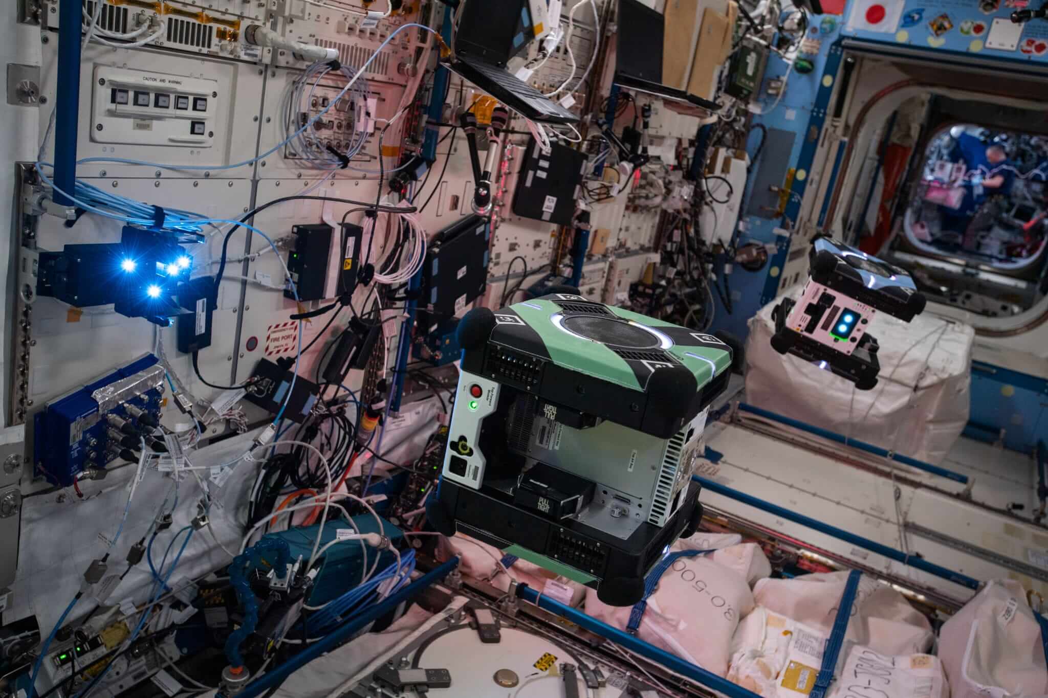 Záznam dvou volně létajících robotů Astrobee (Queen a Bumble), vybavených LED terči pro experiment se senzorem pro navádění pomocí videa ze smartphonu (SVGS), během třetího vědeckého pokusu v rámci experimentu SVGS.