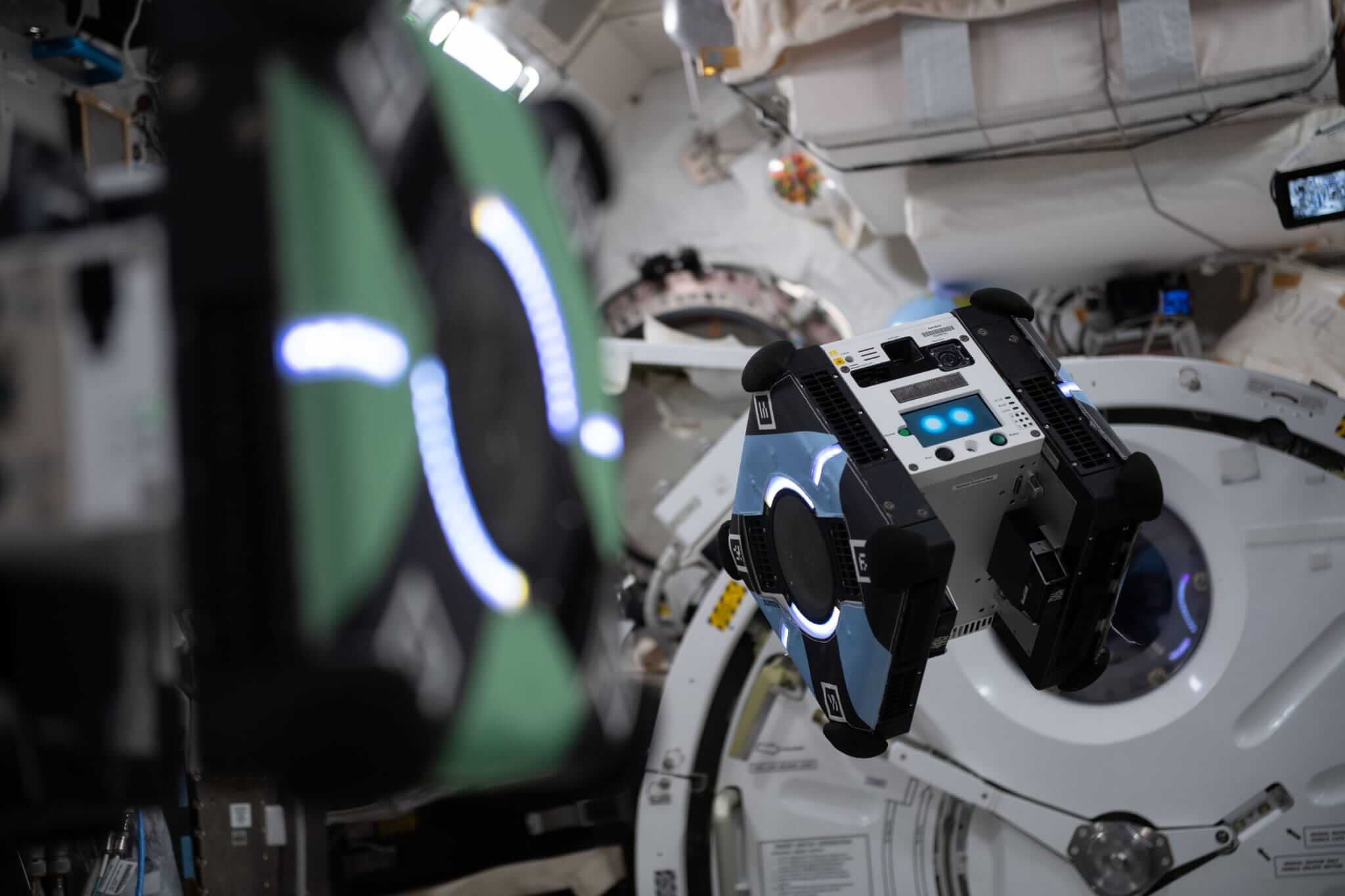 Záznam dvou volně létajících robotů Astrobee (Queen a Bumble), vybavených LED terči pro experiment se senzorem pro navádění pomocí videa ze smartphonu (SVGS), během třetího vědeckého pokusu v rámci experimentu SVGS.