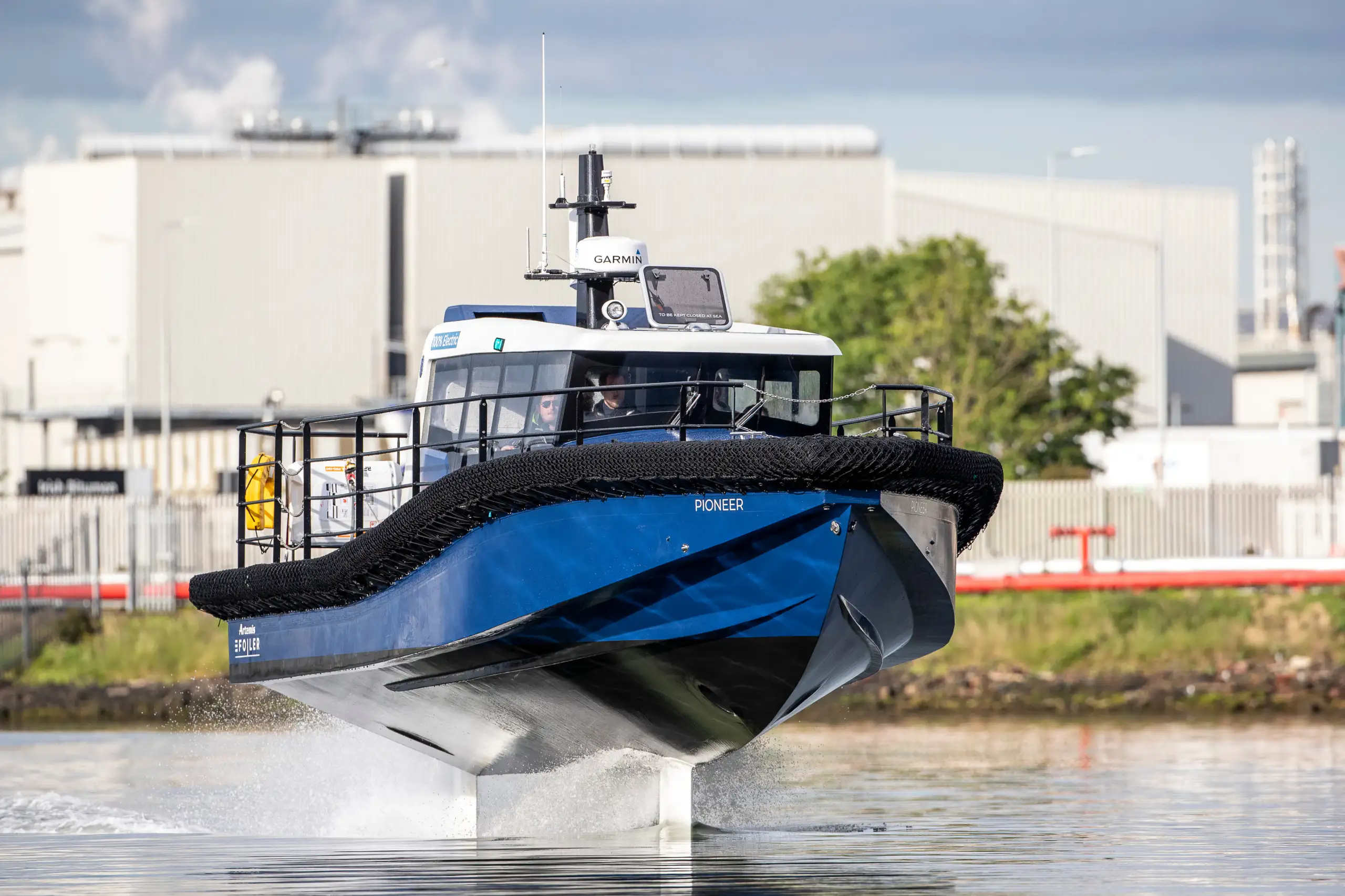 Modrý Artemis EF-12 Workboat je elektrický pracovní člun na podvodních křídlech určený pro každodenní provoz.