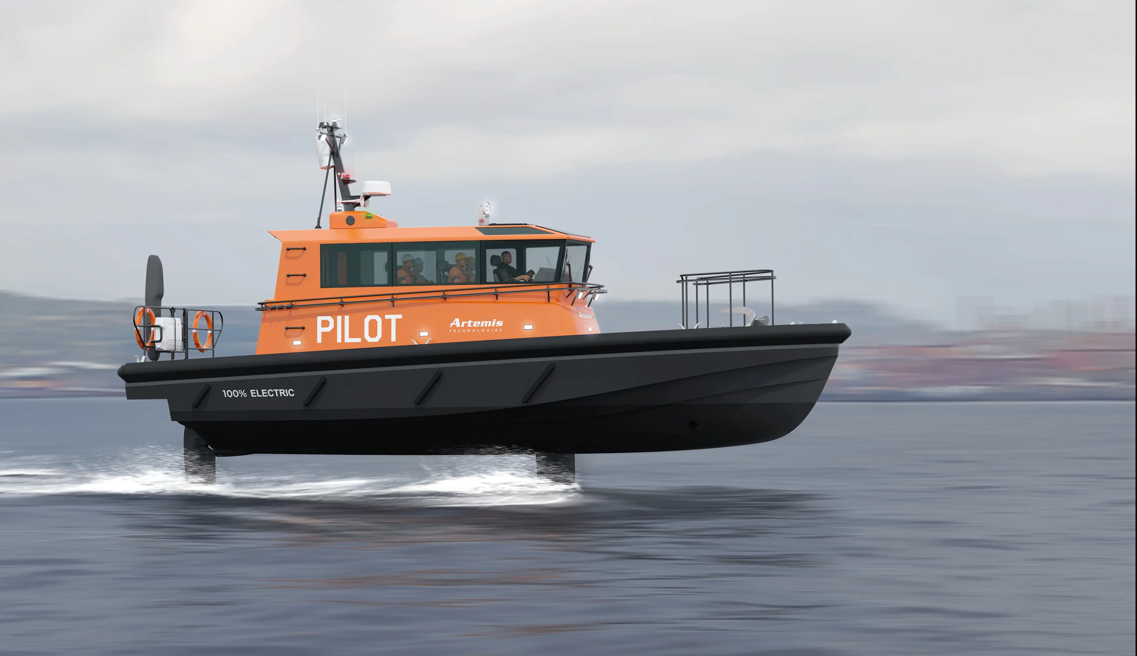 Oranžovo-černý elektrický člun v plné rychlosti nad hladinou, v pozadí jsou rozmazané přístavní jeřáby.