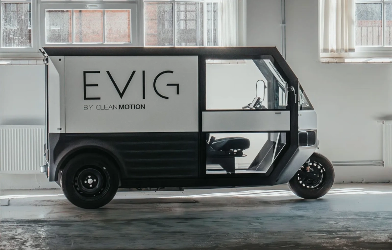 Základní bílo-černá verze doručovací solární tříkolky Clean Motion EVIG zaparkovaná v hale.