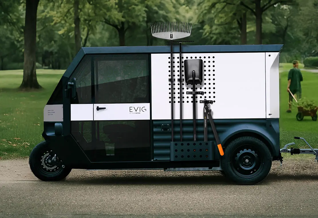 Profil užitkové verze solární tříkolky EVIG Utility s bočním úchytem pro zahradní nářadí.