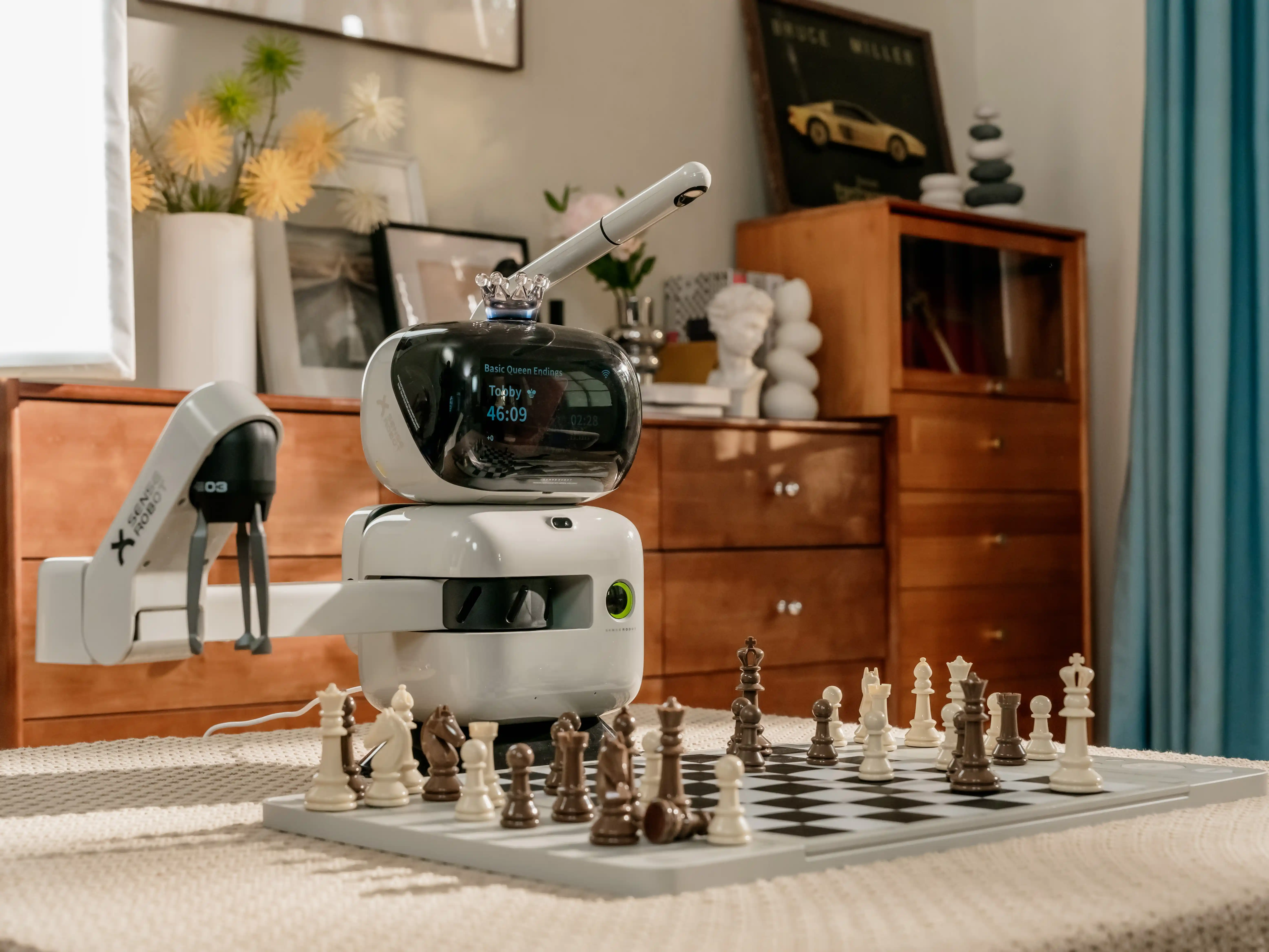 Šikmý pohled na Sense Robot manipulujícího se šachovými figurky na šachovnici.