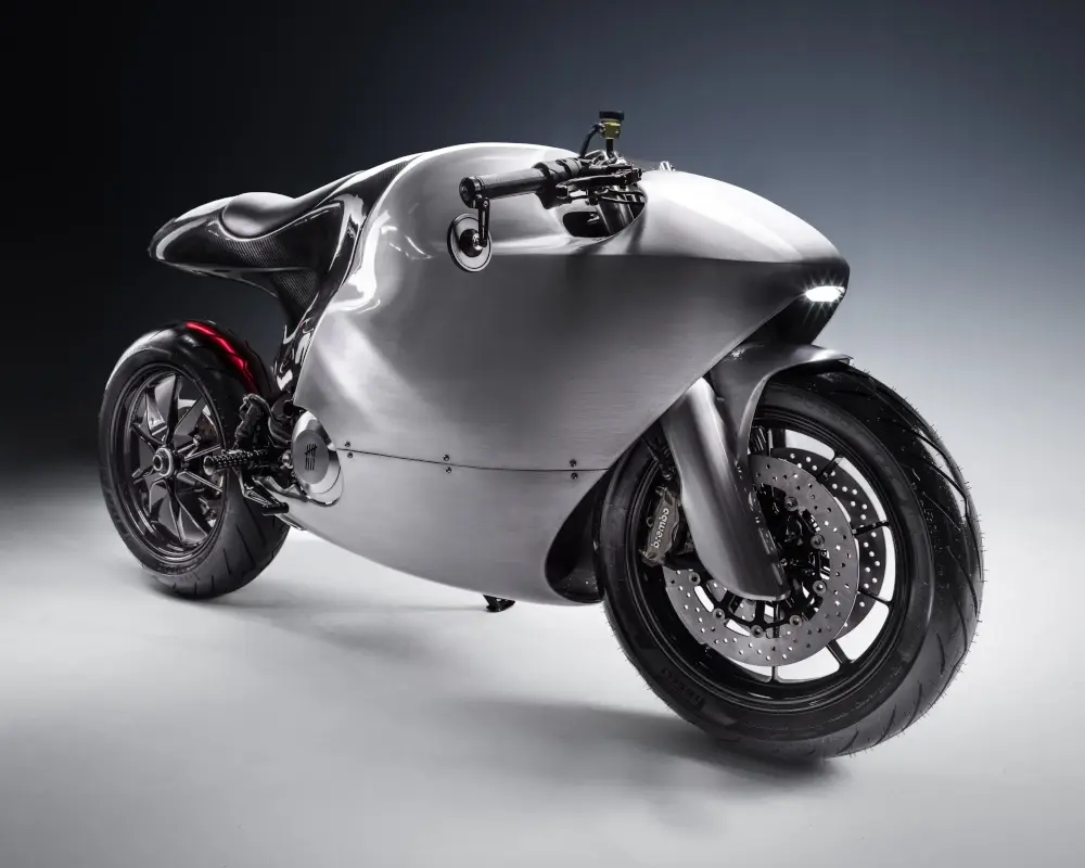 Přední tříčtvrteční pohled na Bandit9 Ducati 821, hliníková kapotáž s krytem vidlice a Brembo brzdami.