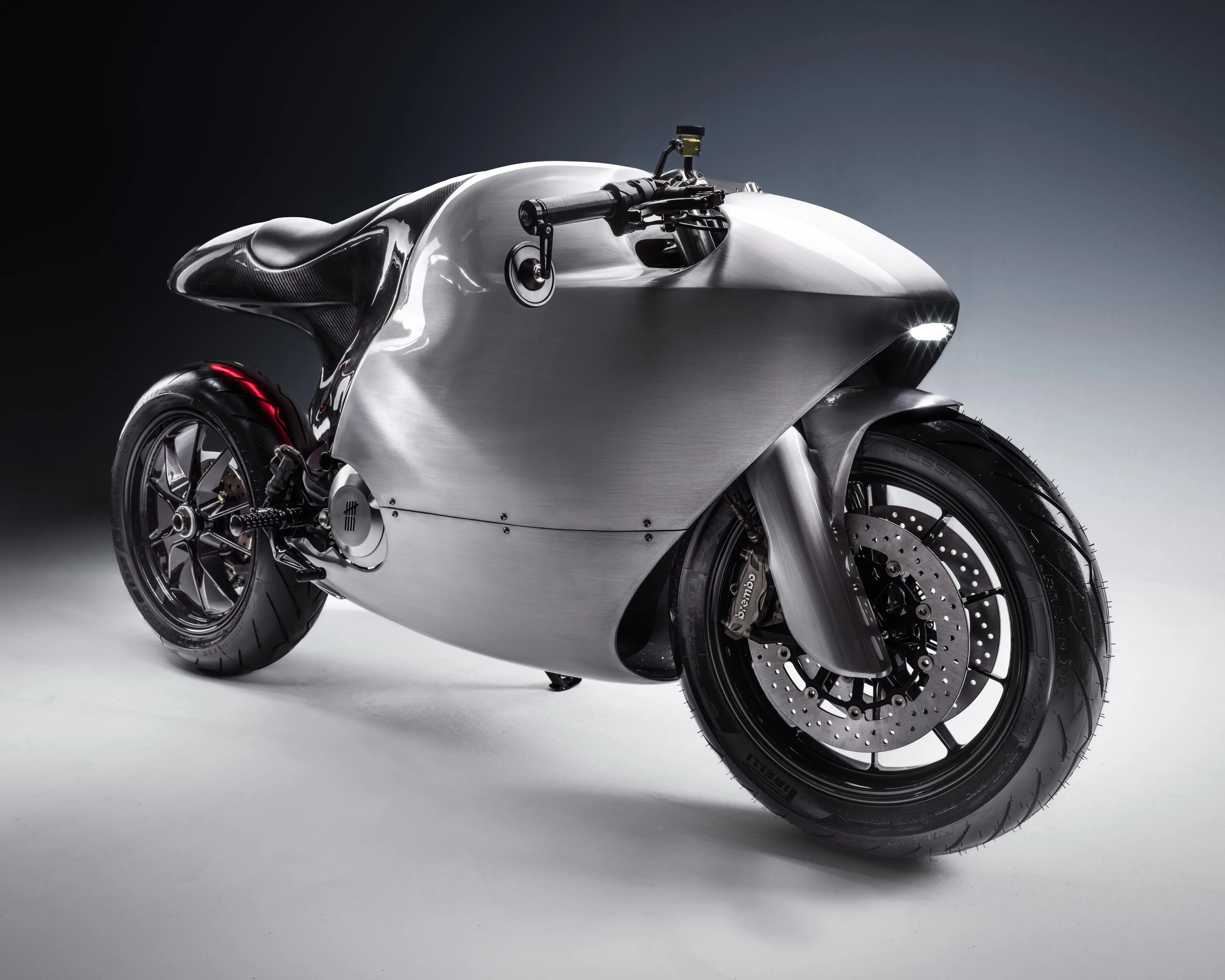 Přední tříčtvrteční pohled na Bandit9 Ducati 821, hliníková kapotáž s krytem vidlice a Brembo brzdami.