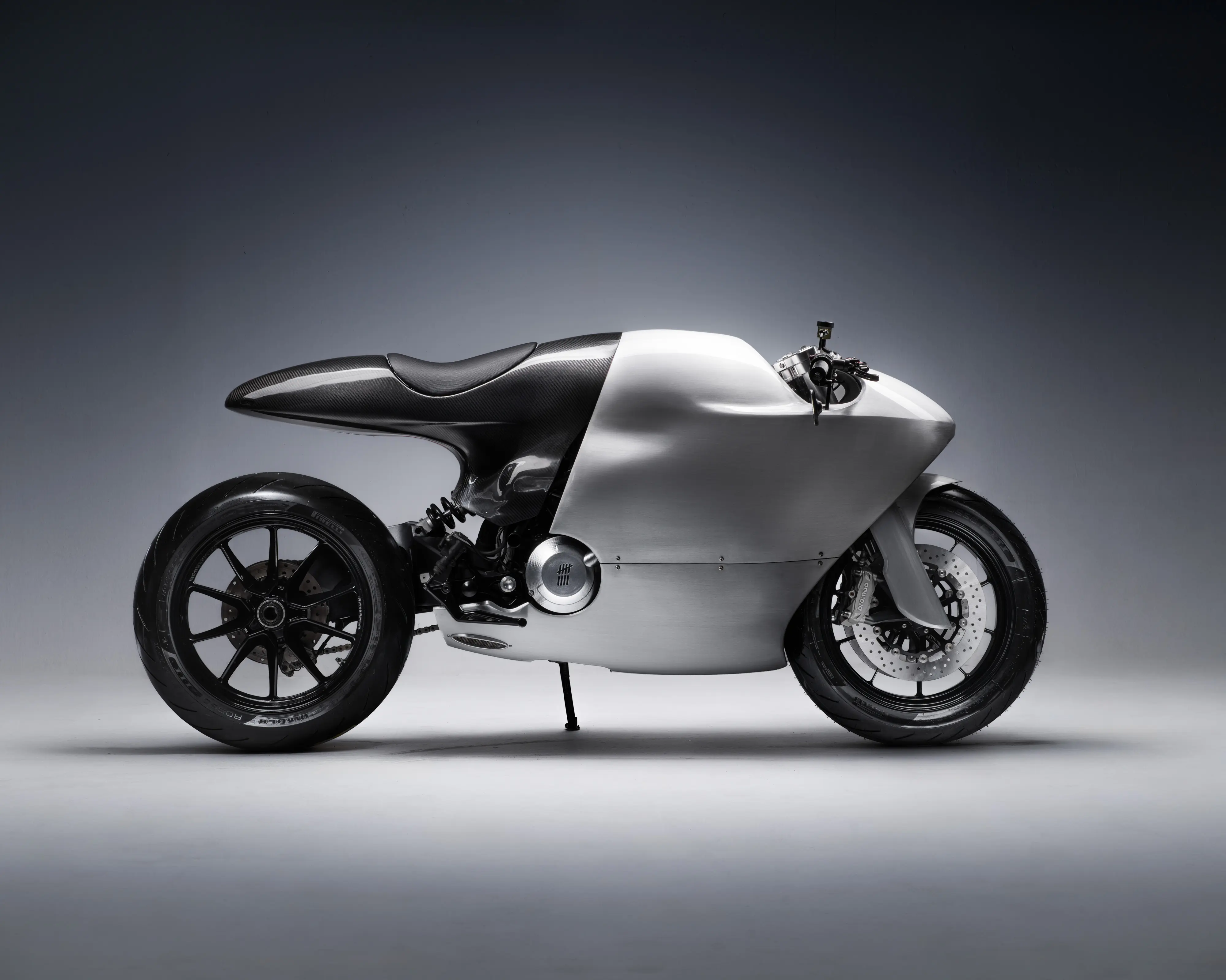 Bandit9 Ducati 821 z profilu, jednolitá skořepina z broušeného hliníku a karbonový ocas.