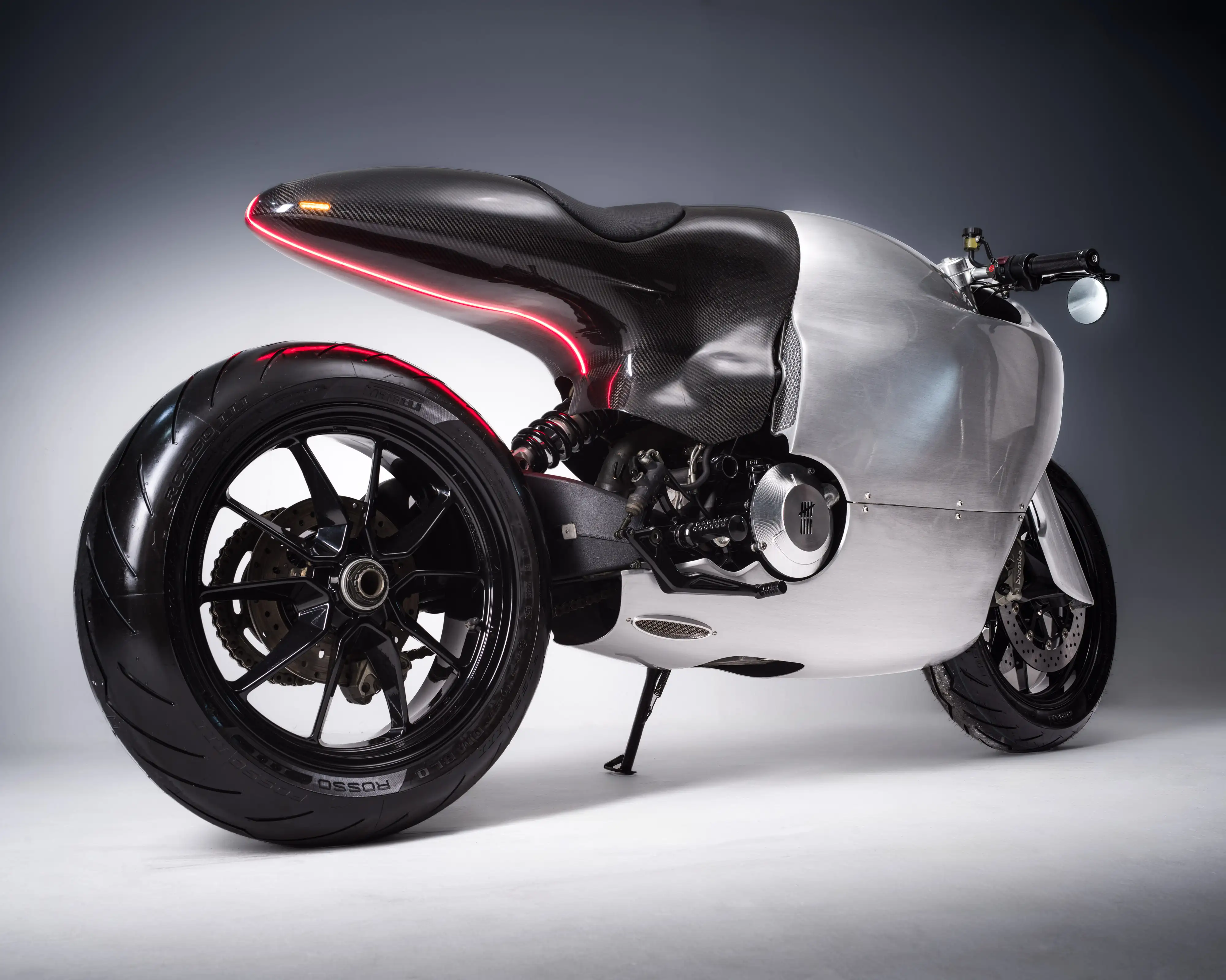 Zadní tříčtvrteční pohled na Bandit9 Ducati 821 s rozsvíceným LED pruhem v karbonovém ocasu.