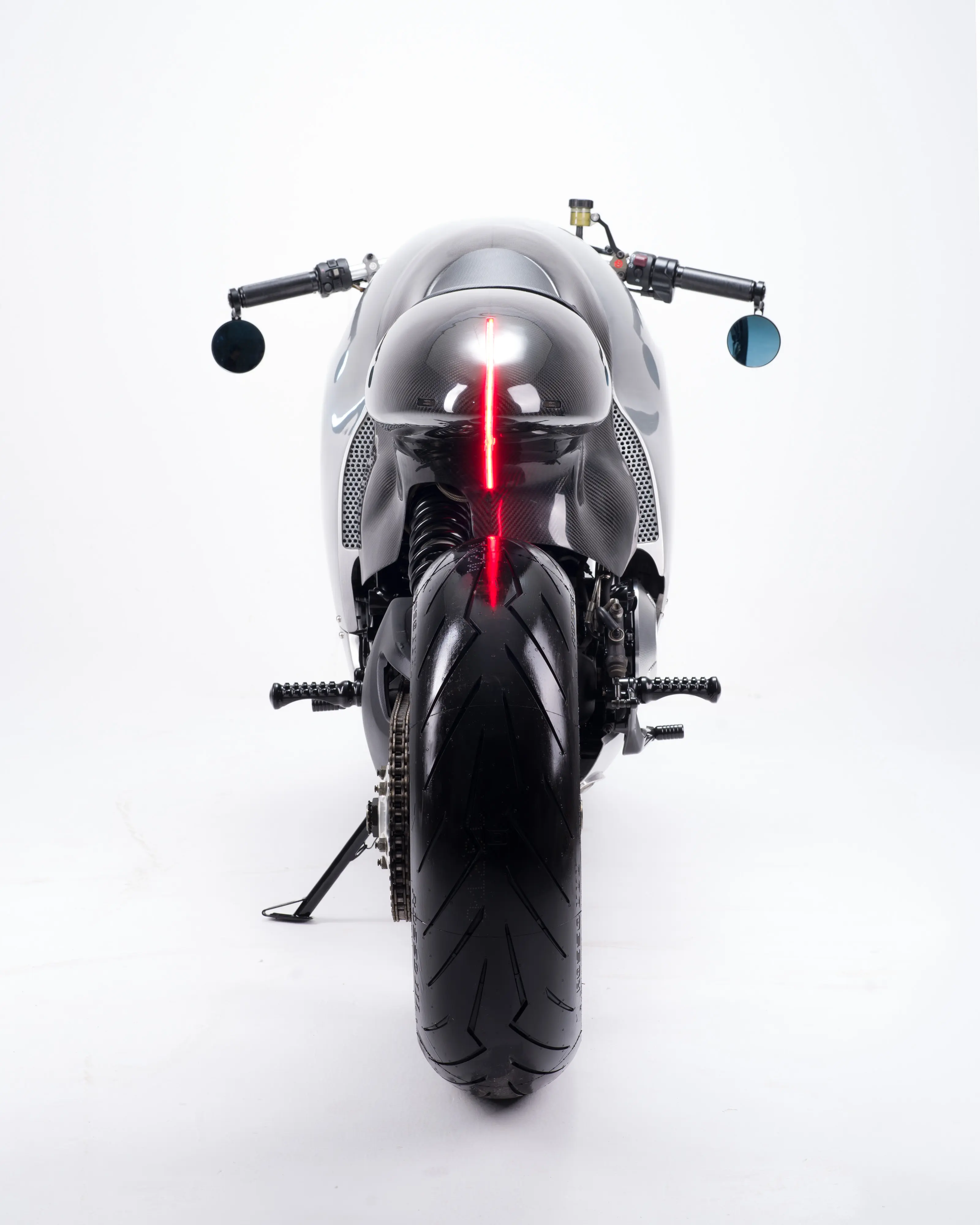 Bandit9 Ducati 821 zezadu, úzký karbonový ocas se svislým červeným světelným pruhem.