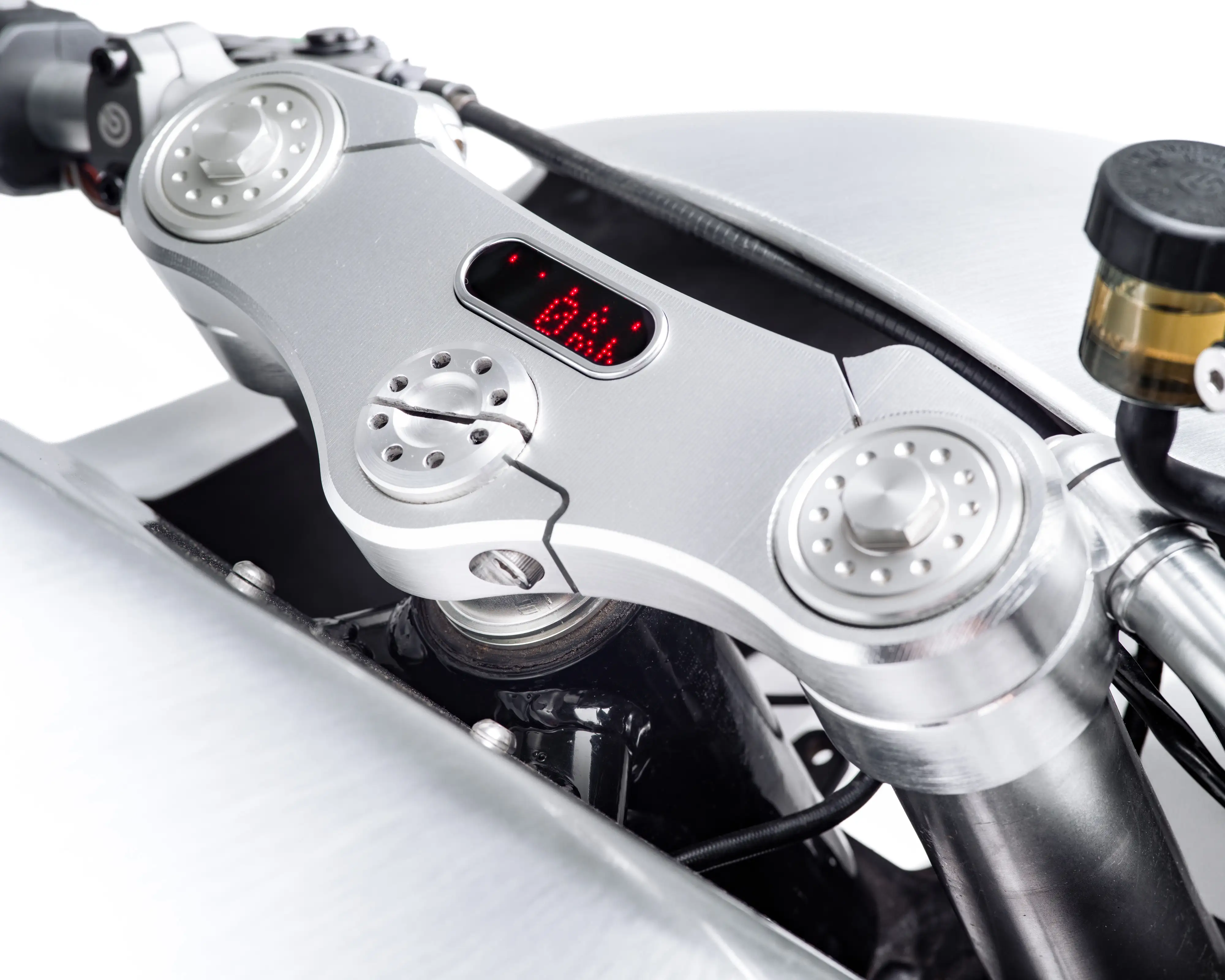 Detail frézované horní brýle vidlice Bandit9 Ducati 821 s integrovaným digitálním displejem.