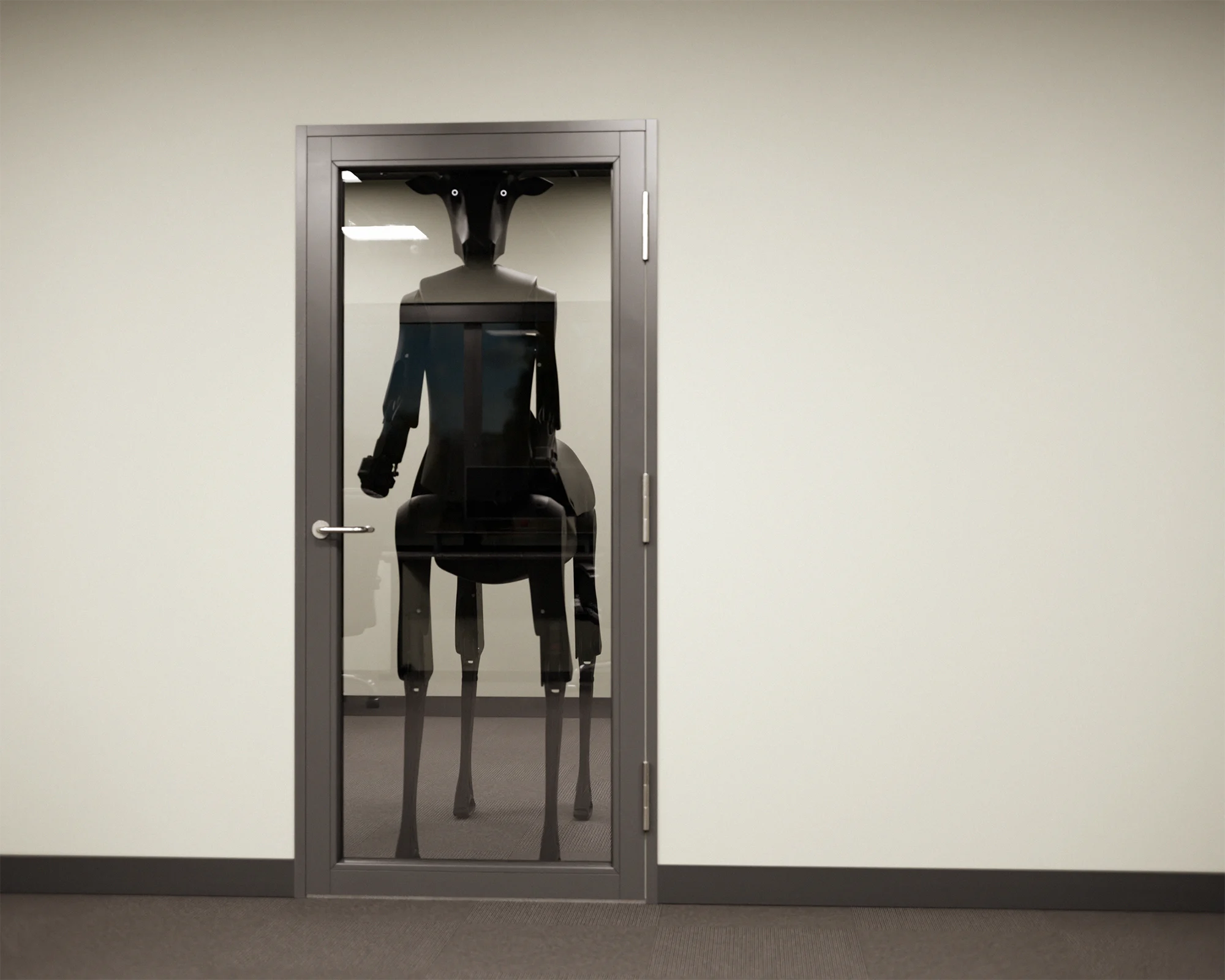 Robot Threehalves stojí za skleněnými dveřmi kanceláře, rohy zabírají téměř celou šířku zárubně.