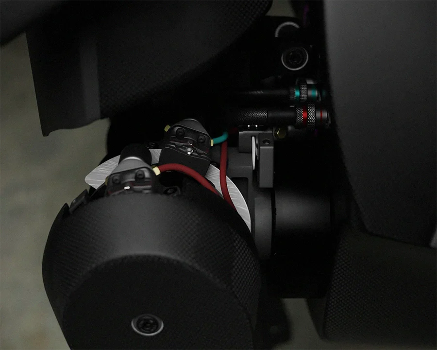 Detail pneumatického brzdového mechanismu v nohách robota Threehalves s tlakovým vedením.