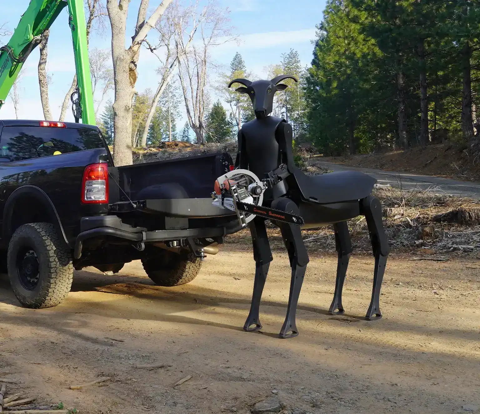 Černý čtyřnohý robot s trupem kentaura a rohatou hlavou drží motorovou pilu u korby pick-upu na lesní cestě.