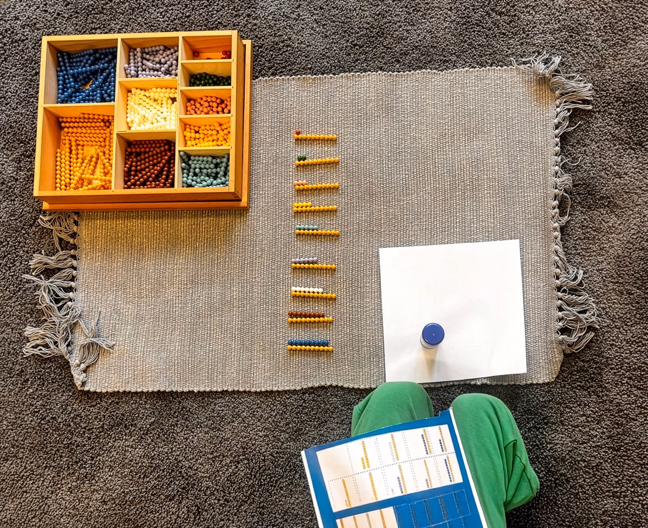 Wyposażenie szkoły w materiały zgodne z metodyką Montessori.