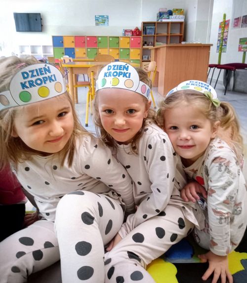 Trzy dziewczynki podczas zabawy w szkole.