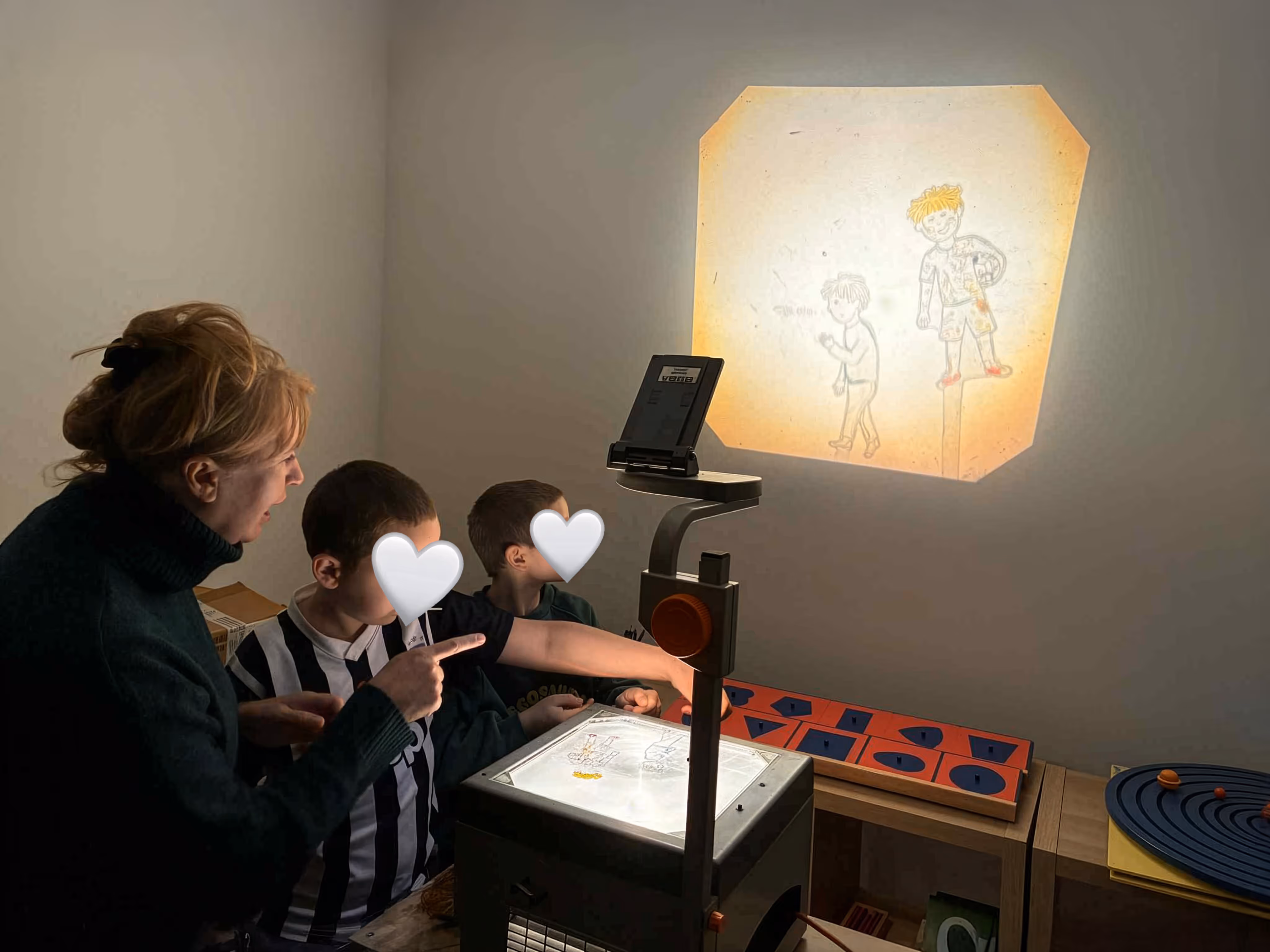 Na zajęciach teatralnych dzieci odkrywały magię epidiaskopu