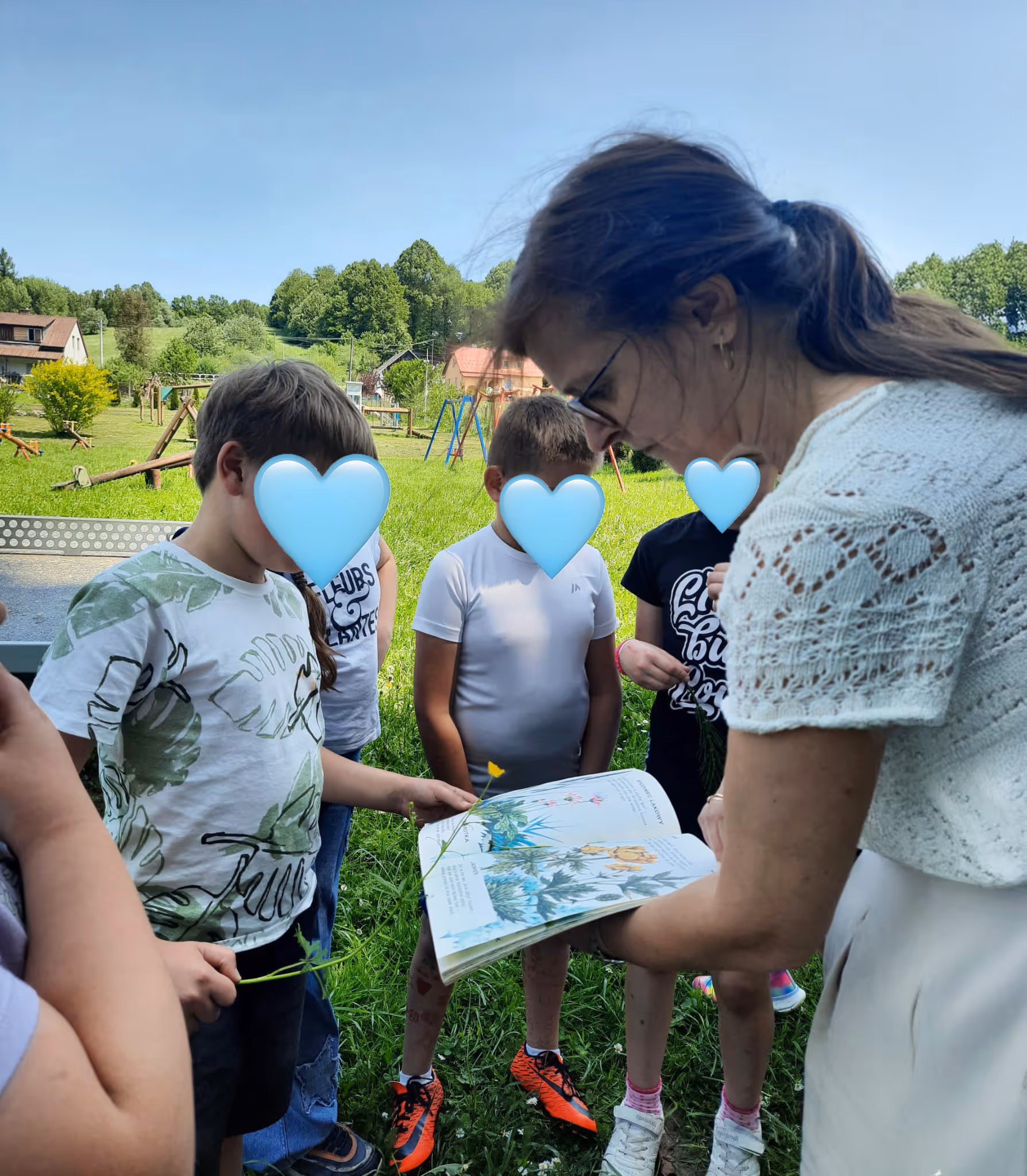 Lekcje w terenie w szkole w Ropience