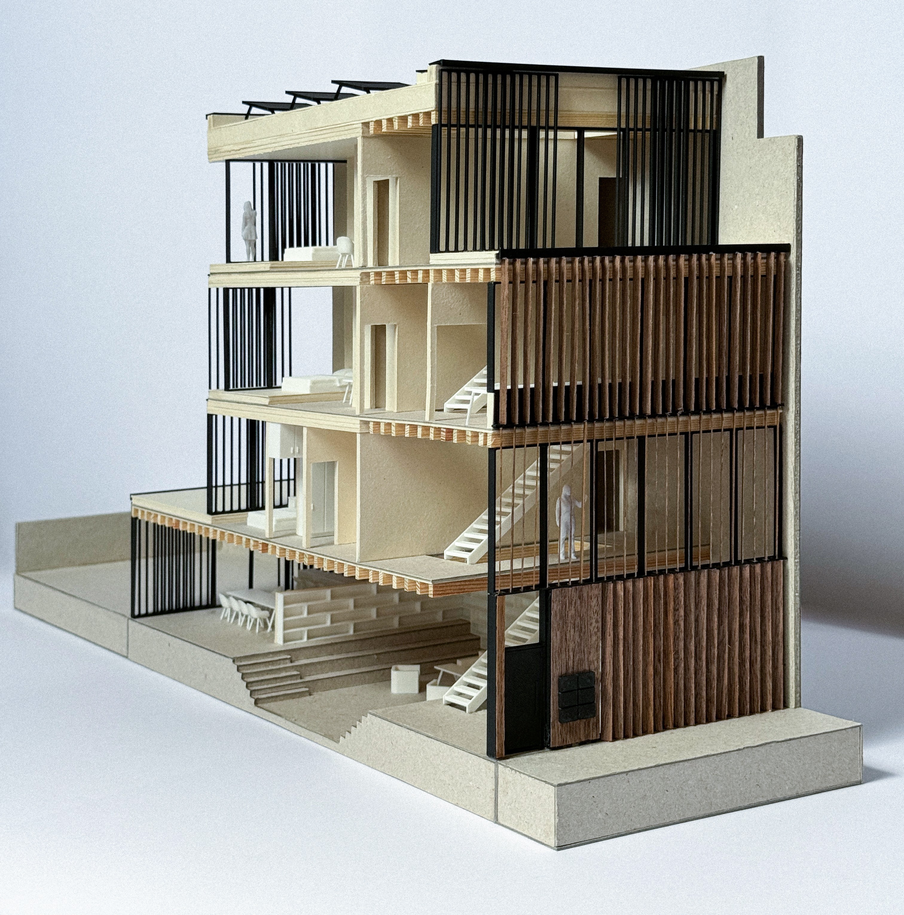 Architekturmodell eines mehrstöckigen Wohngebäudes mit Holz- und Glasfassade – Modellbau Projektbeispiel